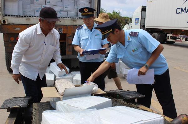 Công chức Chi cục Hải quan cửa khẩu Móng Cái, Cục Hải quan Quảng Ninh kiểm tra hàng hóa xuất khẩu. Nguồn: PV.