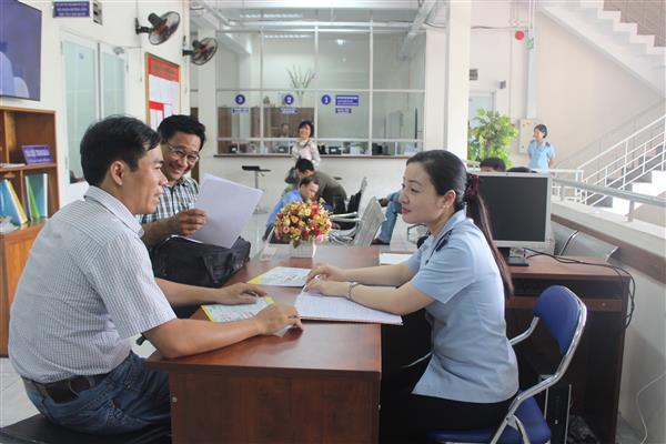 Công chức Chi cục Hải quan quản lý hàng đầu tư hướng dẫn thủ tục doanh nghiệp.