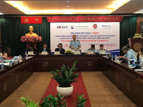 Cục trưởng Đinh Ngọc Thắng trao đổi với doanh nghiệp Hàn Quốc.