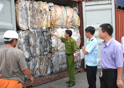 Hải quan và Cảnh sát môi trường phối hợp phát hiện và xử lý các trường hợp nhập rác thải về Hải Phòng. Nguồn: PV.