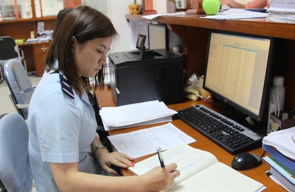 Hoạt động nghiệp vụ của công chức hải quan Hà Nội. Nguồn: PV.