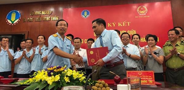 Tổng cục trưởng Tổng cục Hải quan Nguyễn Văn Cẩn và Tổng cục trưởng Tổng cục Lâm nghiệp Nguyễn Quốc Trị ký kết quy chế phối hợp. Nguồn: PV.