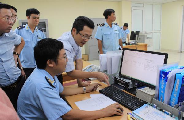 Công chức Hải quan Hải Phòng phân tích thông tin về manifest trên hệ thống thông tin nghiệp vụ. Nguồn: PV.