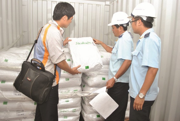 Kiểm tra nguyên liệu sản xuất phân bón tại cảng Cát Lái. Nguồn: PV.