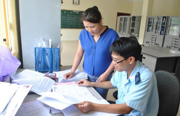 Công chức Hải quan Ninh Bình (Cục Hải quan Hà Nam Ninh) hướng dẫn doanh nghiệp làm thủ tục hải quan. Nguồn: PV.