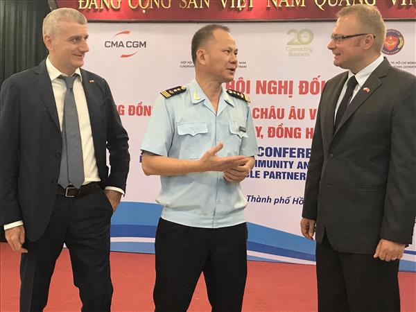 Cục trưởng Cục Hải quan TP.HCM Đinh Ngọc Thắng trao đổi với các doanh nghiệp châu Âu. Nguồn: PV.