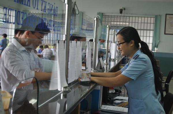 Công chức Chi cục Hải quan KCX Long Bình-Cục Hải quan Đồng Nai hướng dẫn thủ tục cho doanh nghiệp. Nguồn: PV.
