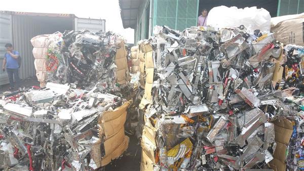 Phế liệu nhập khẩu không đạt tiêu chuẩn bị HQ TP.HCM phát hiện tại cảng Cát Lái năm 2018. Nguồn: PV.