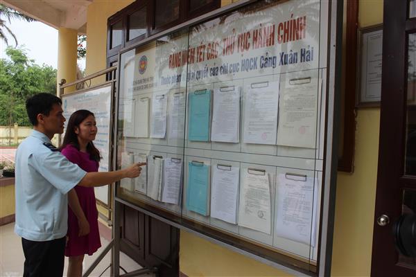 CBCC Hải quan Hà Tĩnh hướng dẫn DN tìm hiểu thủ tục hành chính trong lĩnh vực hải quan. Nguồn: PV.