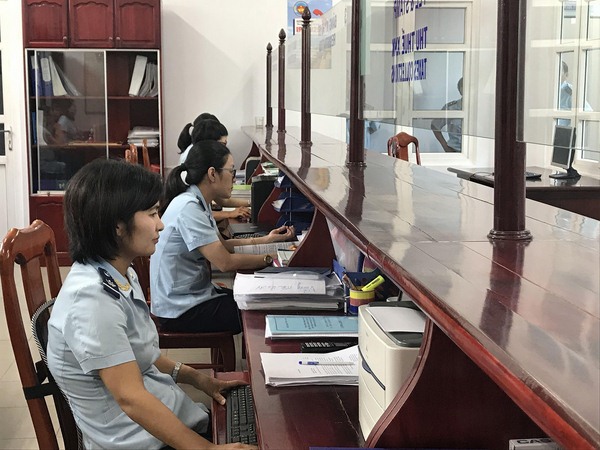 Công chức Hải quan cửa khẩu cảng Nha Trang làm thủ tục thông quan hàng hóa cho doanh nghiệp. Nguồn: PV.