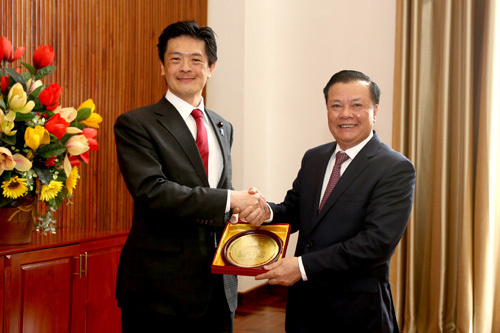 Bộ trưởng Đinh Tiến Dũng và Nghị sĩ thượng viện Nhật Bản Shigeki IWAI – Trưởng đoàn khảo sát ODA của Thượng nghị viện Nhật Bản. Ảnh: Đức Minh