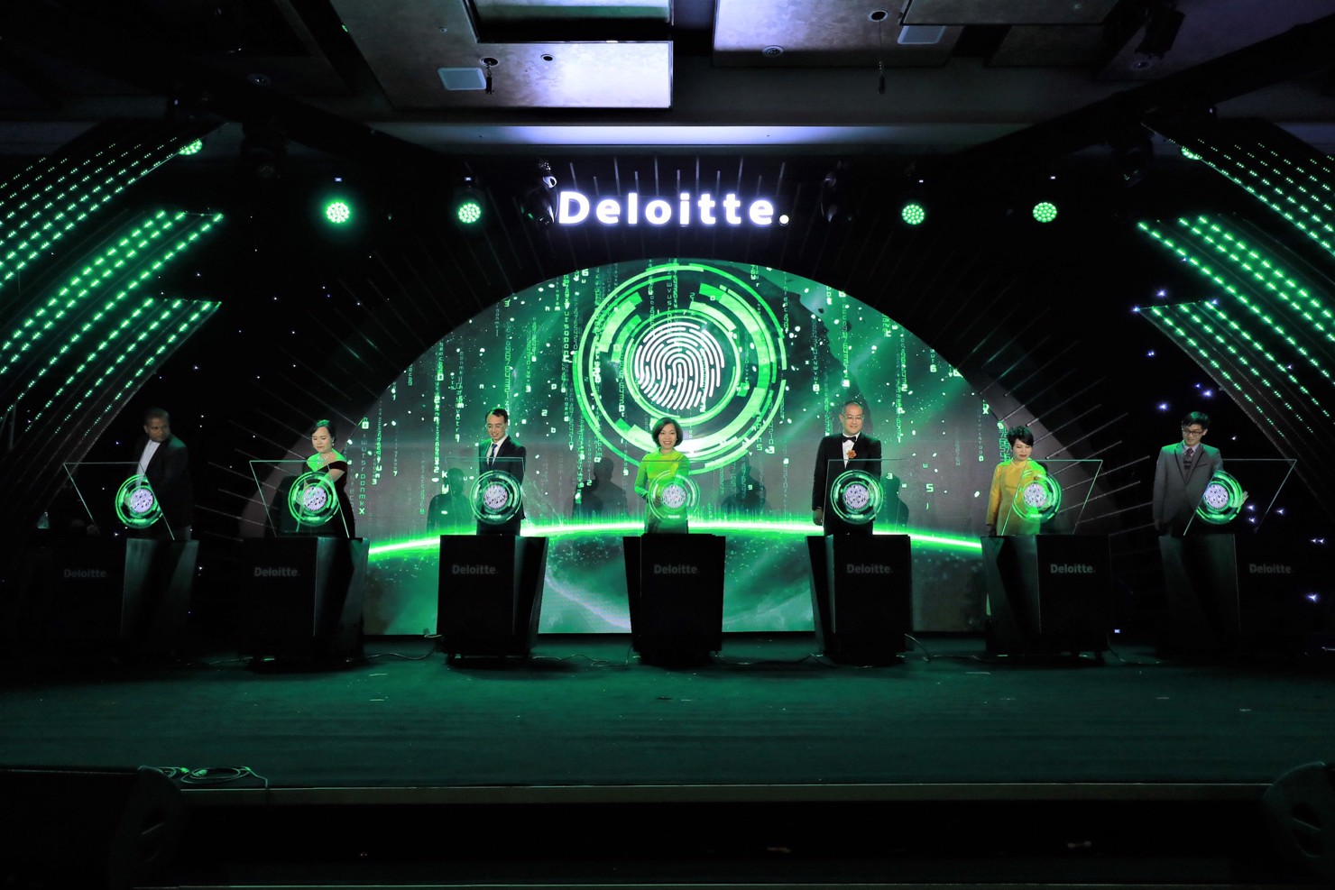 Ban Lãnh đạo Deloitte Việt Nam cam kết tiếp tục kiến tạo những giá trị ảnh hưởng trong thập kỷ tới tại điểm cầu Hà Nội.