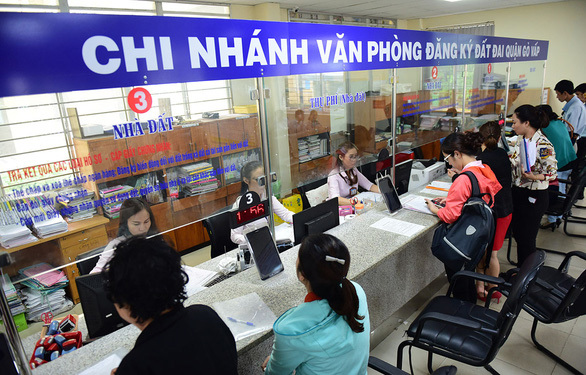 Người dân làm thủ tục nhà đất tại chi nhánh Văn phòng đăng ký đất đai quận Gò Vấp, TP. Hồ Chí Minh. Ảnh: QUANG ĐỊNH