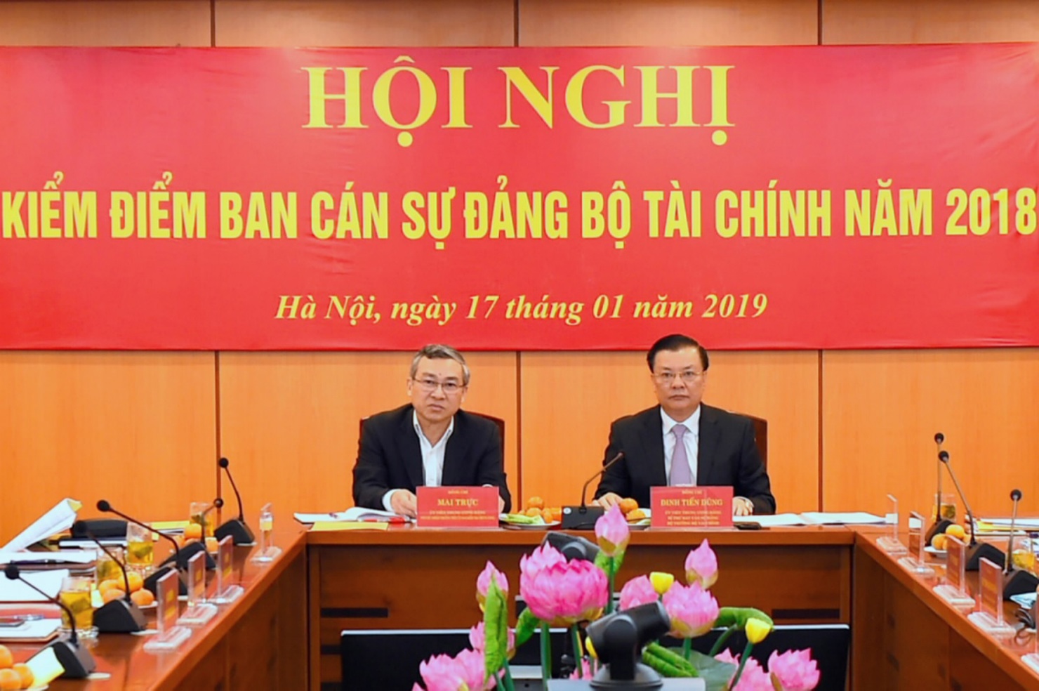 Đồng chí Đinh Tiến Dũng, Ủy viên Trung ương Đảng, Bí thư Ban Cán sự, Bộ trưởng Bộ Tài chính và đồng chí Mai Trực, Ủy viên Trung ương Đảng, Phó Chủ nhiệm Ủy ban Kiểm tra Trung ương đồng chủ trì hội nghị. Nguồn: MOF