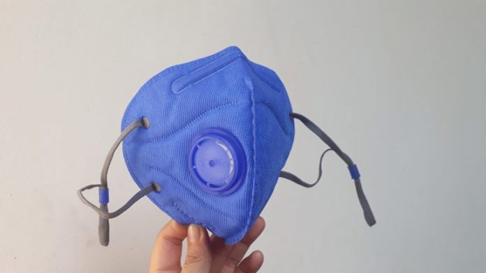 Khẩu trang Airphin có van một chiều, có thể giặt và tái sử dụng. Ảnh: Yến Nhi.