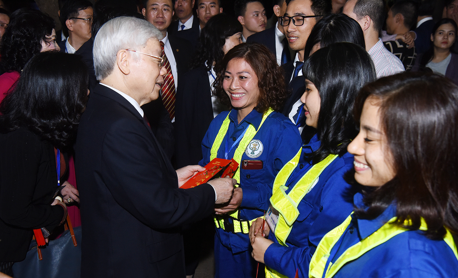 Tổng Bí thư Nguyễn Phú Trọng chúc tết công nhân Công ty Cây xanh Hà Nội làm nhiệm vụ trong đêm giao thừa năm 2020.