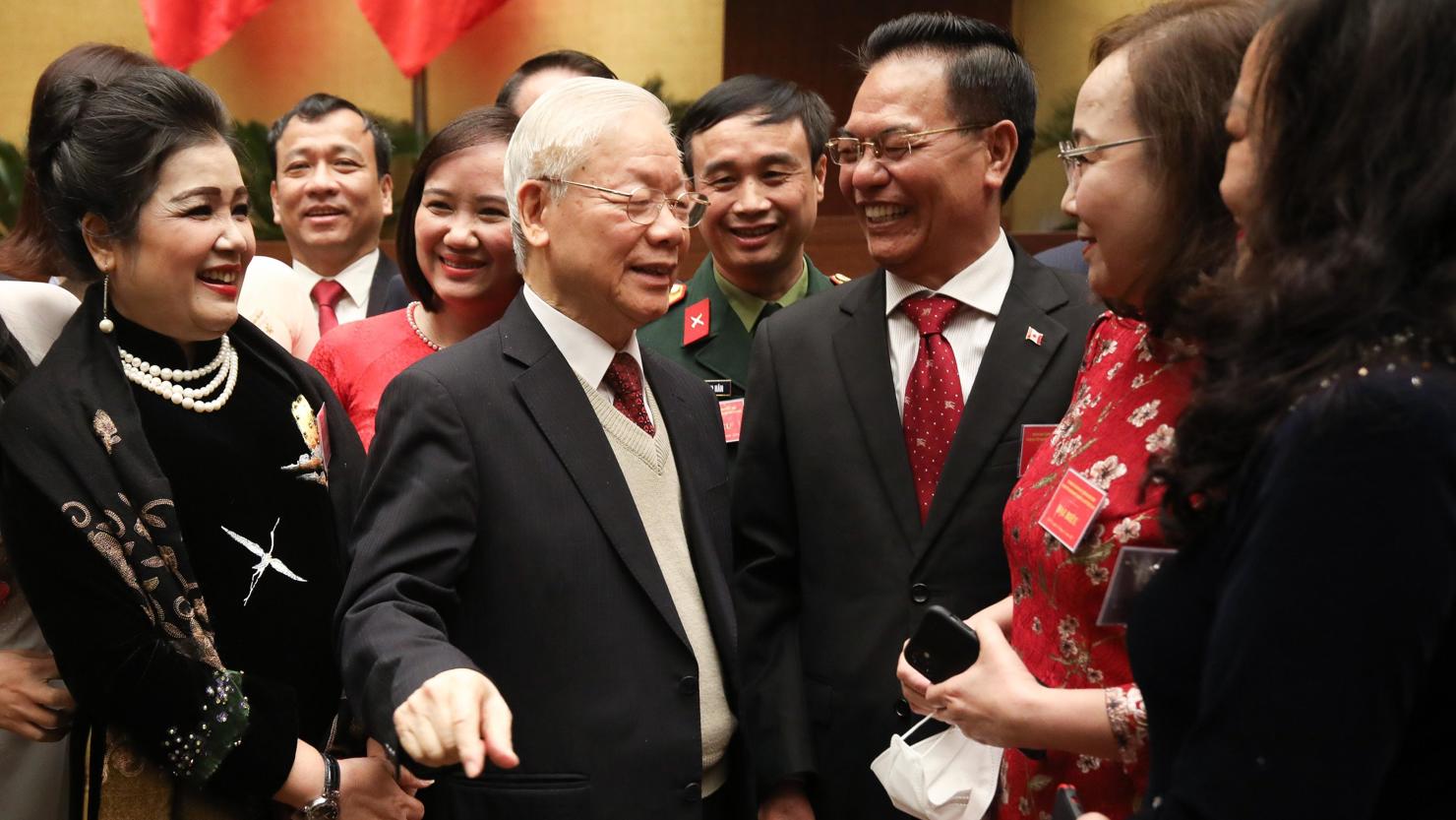 Tổng Bí thư Nguyễn Phú Trọng cùng các đại biểu là văn nghệ sĩ tại Hội nghị văn hóa toàn quốc (24/11/2021).