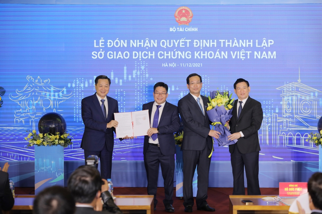Lễ trao quyết định thành lập Sở Giao dịch Chứng khoán Việt Nam ngày 11/12/2021
