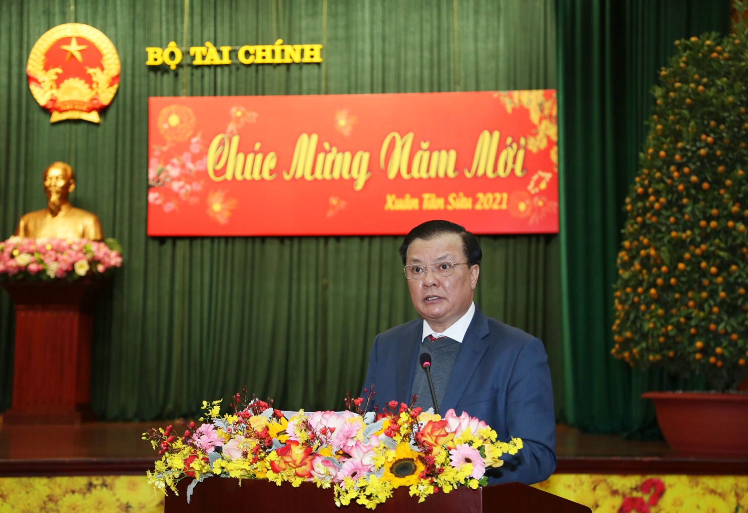 Bộ trưởng Bộ Tài chính Đinh Tiến Dũng báo cáo kết quả của ngành Tài chính năm 2020 và giai đoạn 2016-2020.