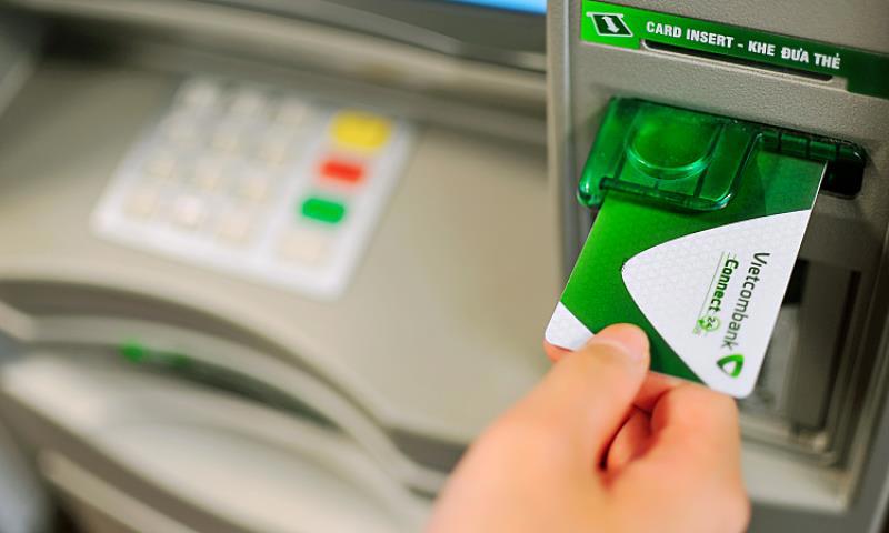 Khách hàng giao dịch bằng thẻ Vietcombank Connect24