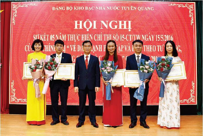 Đồng chí Nguyễn Thanh Nam, Bí thư Đảng ủy, Giám đốc KBNN Tuyên Quang tặng giấy khen cho các đảng viên đã có thành tích xuất sắc trong học tập và làm theo tư tưởng, đạo đức, phong cách Hồ Chí Minh