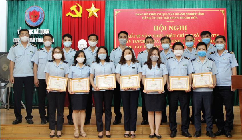 Các cá nhân trong Cục Hải quan Thanh Hóa có thành tích xuất sắc được khen thưởng tại Hội nghị sơ kết 5 năm thực hiện Chỉ thị số 05-CT/TW của Bộ Chính trị