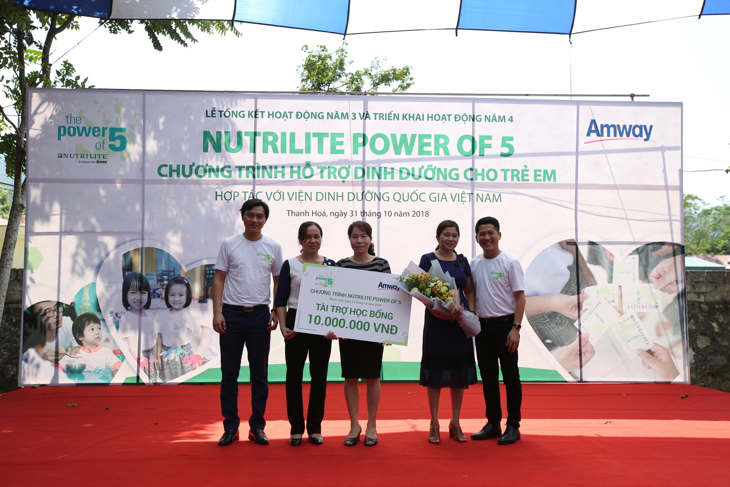 Đại diện Ban Giám Đốc Amway Việt Nam trao tặng học bổng cho Quỹ khuyến học của Trường Mầm non Cẩm Bình (Thanh Hóa).