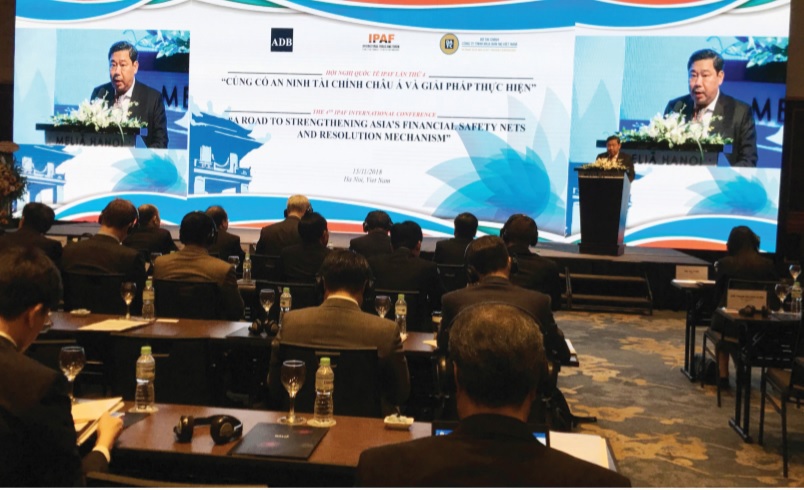 Ông Lê Hoàng Hải - Chủ tịch HĐTV DATC trao đổi về giải pháp xử lý nợ xấu tại Diễn đàn IPAF.