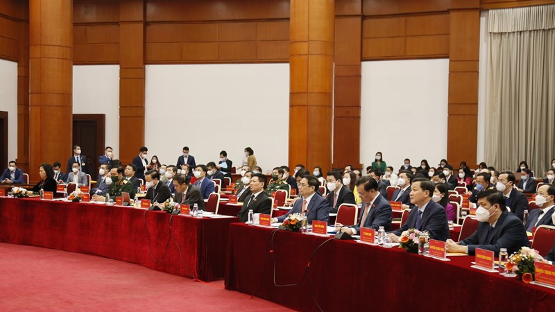 Thủ tướng Ch&iacute;nh phủ Phạm Minh Ch&iacute;nh, Ph&oacute; Thủ tướng Ch&iacute;nh phủ L&ecirc; Minh Kh&aacute;i, L&atilde;nh đạo Bộ T&agrave;i ch&iacute;nh v&agrave; c&aacute;c đại biểu tham dự hội nghị.