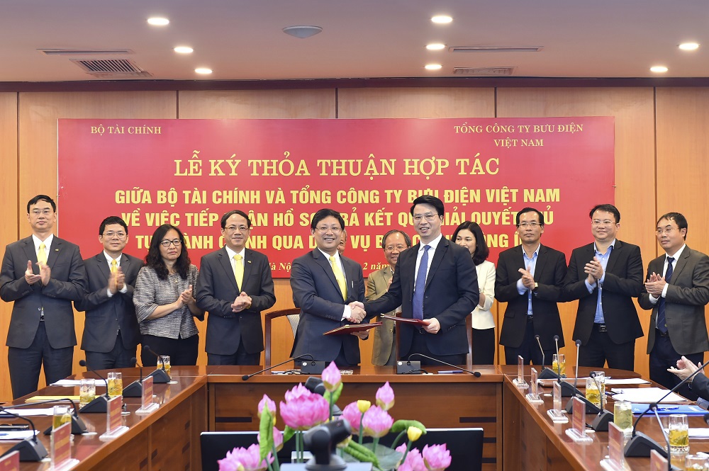 Bộ Tài chính và Tổng công ty Bưu điện Việt Nam ký thỏa thuận hợp tác về giải quyết thủ tục hành chính qua dịch vụ bưu chính công ích. 