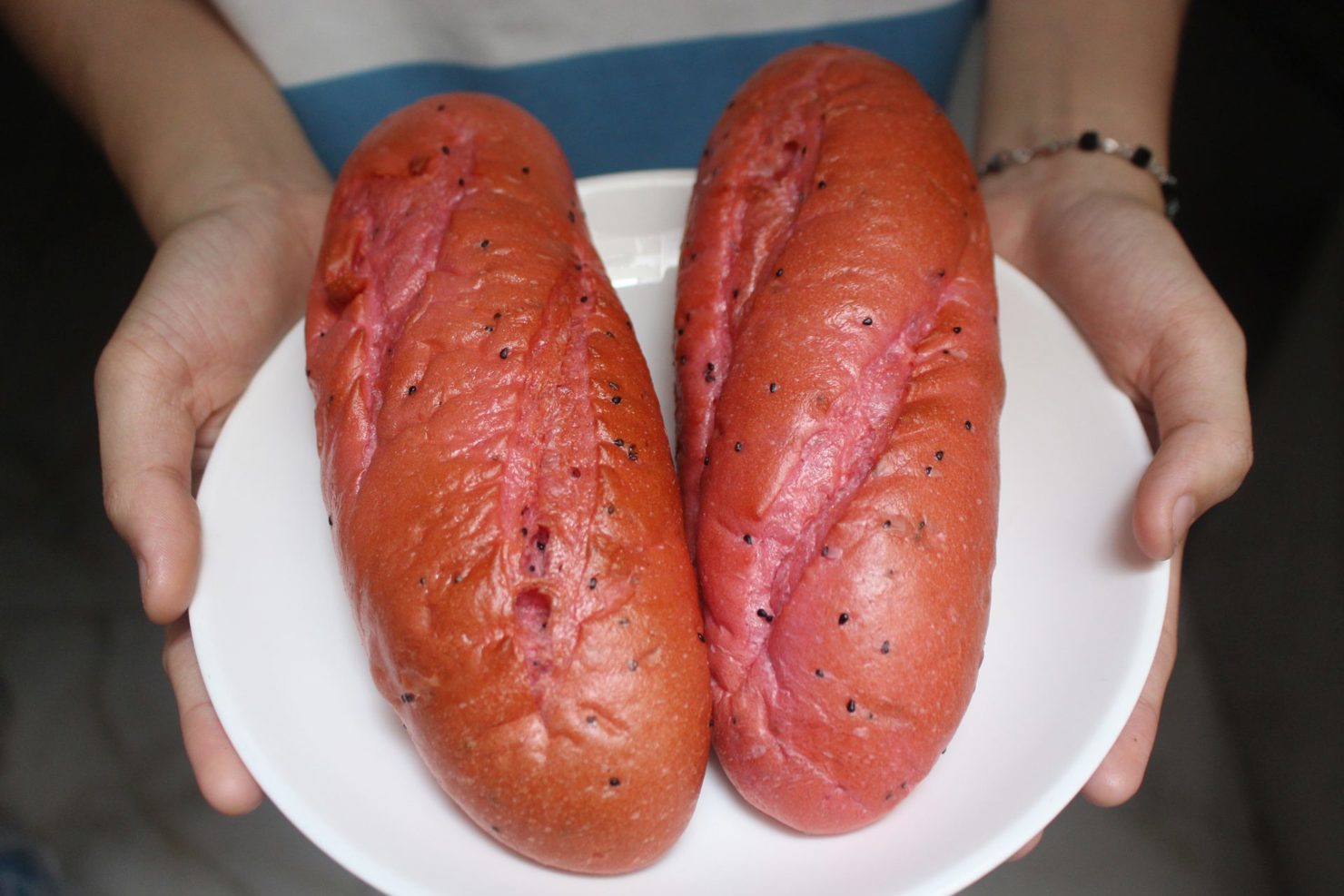 Bánh mì thanh long có màu đỏ hồng bắt mắt, lấm tấm hạt thanh long như mè đen. Ảnh: Yến Nhi.