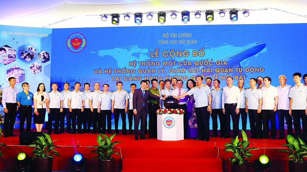 Lãnh đạo Bộ Tài chính, Tổng cục Hải quan và các đơn vị có liên quan bấm nút khai trương Hệ thống một cửa quốc gia và Hệ thống quản lý, giám sát hải quan tự động tại Cảng Hàng không quốc tế Nội Bài ngày 29/9/2020. Ảnh: Ngọc Linh