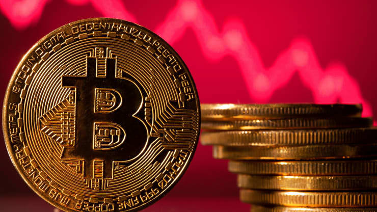 Bitcoin và các loại tiền điện tử khác lao dốc sau khi Nga tấn công Ukraine. Ảnh: Reuters