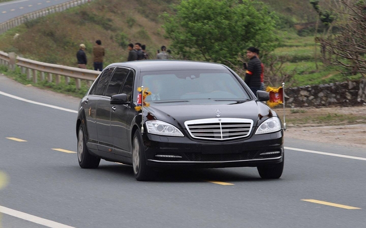 Chiếc Mercedes-Maybach S600 Pullman lăn bánh ở Lạng Sơn sángy ngày 26/2. Nguồn: internet