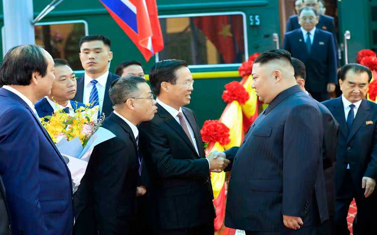 Ông Võ Văn Thưởng - Ủy viên Bộ Chính trị, Bí thư Trung ương Đảng, Trưởng ban Tuyên giáo Trung ương đón ông Kim Jong-un và đoàn Triều Tiên tại ga Đồng Đăng. Nguồn: internet
