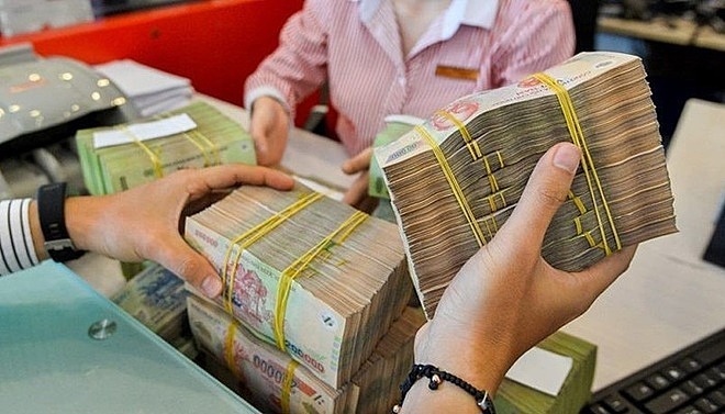 Giao dịch tại một ngân hàng thương mại. Ảnh: Q. Huy.