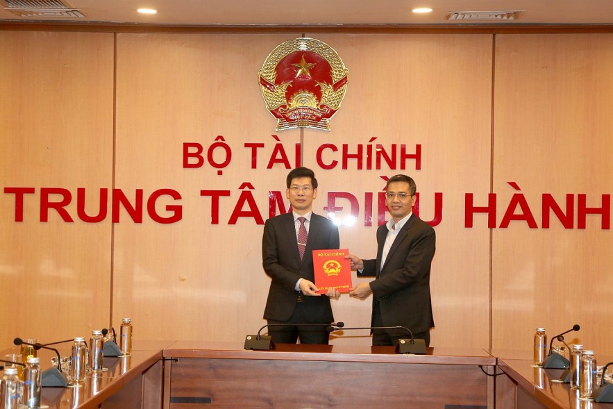 Thứ trưởng Bộ Tài chính Võ Thành Hưng trao quyết định điều động, bổ nhiệm ông Nguyễn Minh Tiến giữ chức Vụ trưởng Vụ Thi đua -Khen Thưởng.