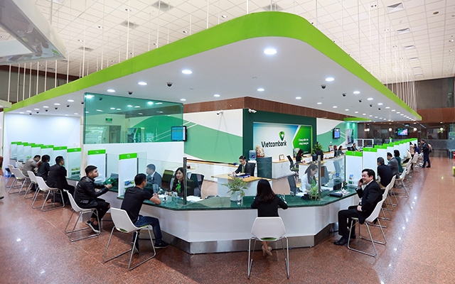 Khách hàng giao dịch tại chi nhánh ngân hàng Vietcombank. Nguồn: internet