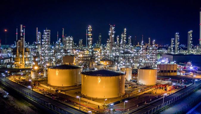  Thị trường dầu mỏ đang gặp nhiều khó khăn trong cuộc chiến của Nga, OPEC và Mỹ.  Ảnh: Reuters 