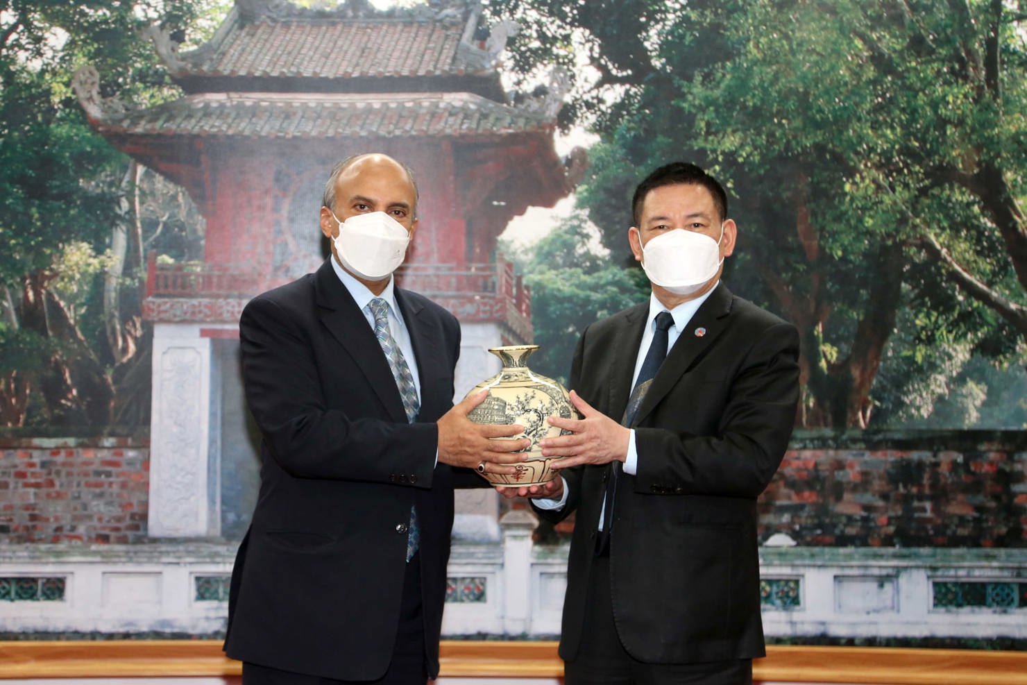 Bộ trưởng Bộ Tài chính Hồ Đức Phớc và ông Saud F. M. Al Suwelim - Đại sứ Ả Rập Xê Út tại Việt Nam.