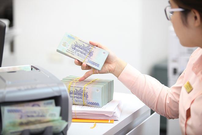 Một số ngân hàng thực hiện phát hành chứng chỉ tiền gửi hoặc điều chỉnh tăng lãi suất huy động các kỳ hạn dài 18,24 hoặc 36 tháng. Ảnh: Như Ý