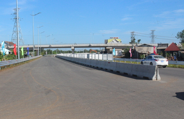 Sau 20 năm vùng ĐBSCL mới có được khoảng 100km đường cao tốc. Ảnh: An Hòa
