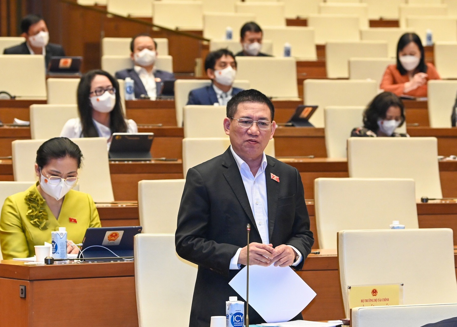 Bộ trưởng Tài chính Hồ Đức Phớc tham gia giải trình tại phiên chất vấn sáng 16/3. Ảnh: internet