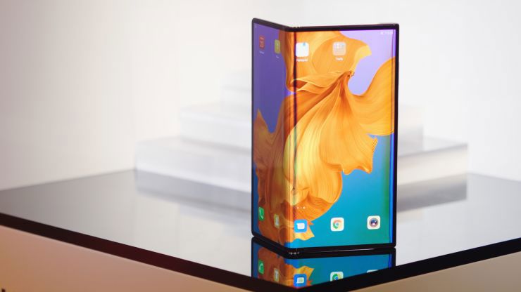 Huawei Mate X, smartphone màn hình gập của Huawei mới ra mắt tháng 2/2019. Ảnh: Benjamin Hall/ CNBC