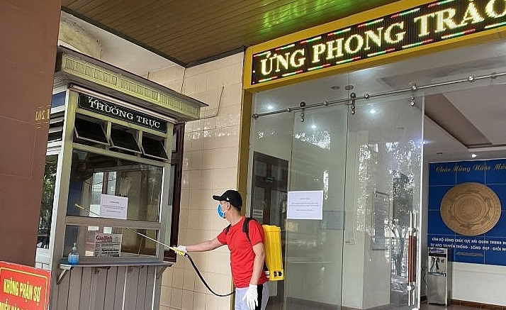 Tổ chức phun dung dịch khử trùng tại trụ sở cơ quan.