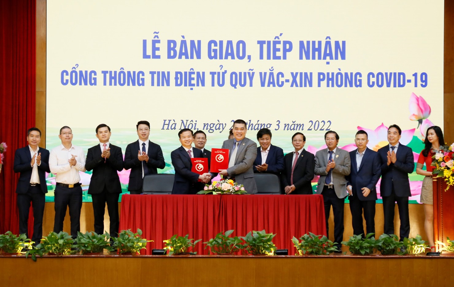 Đại diện Ban Quản lý Quỹ Vắc xin phòng COVID-19 và Tập đoàn Sovico ký kết bàn giao Cổng thông tin điện tử Quỹ Vắc xin phòng COVID-19.