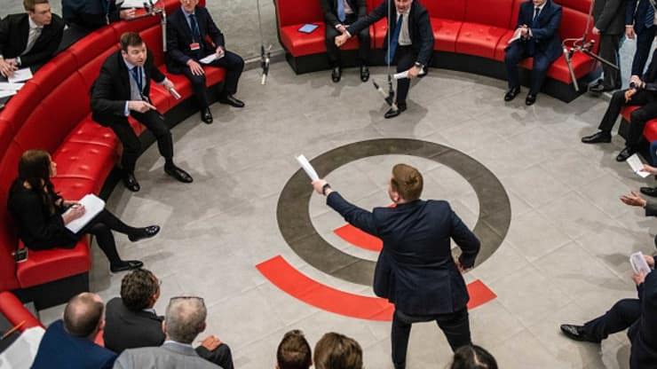 Sàn Giao dịch kim loại London - LME trở nên hỗn loạn khi chứng kiến giá Niken tăng chóng mặt. Ảnh: Bloomberg