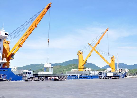 Quảng Bình đang tập trung nguồn lực để đầu tư hoàn thiện hệ thống cơ sở hạ tầng giao thông trọng điểm. Ảnh (Cảng biển Hòn La): Tiến Duật