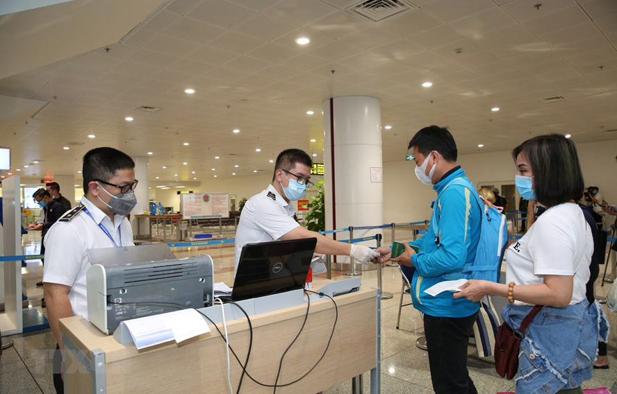 Cục hải quan các tỉnh, thành phố chỉ đạo các chi cục hải quan quản lý các sân bay quốc tế bố trí cán bộ, công chức hải quan thực hiện giám sát hành lý. Nguồn: internet
