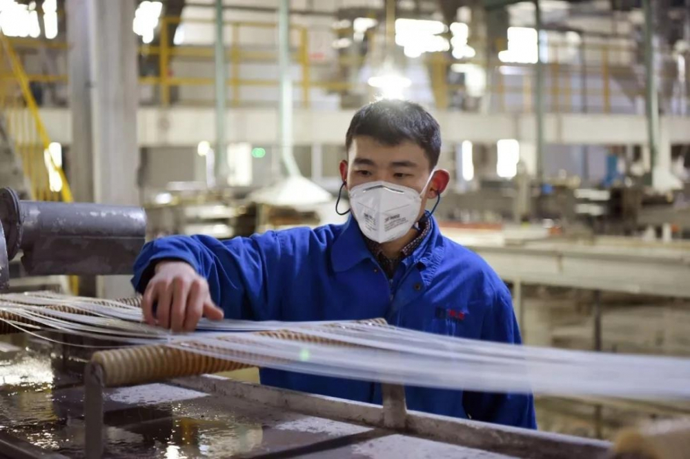 ông nhân sản xuất bên trong nhà máy của Dawn Polymer. Ảnh: Twitter China Dawn Group